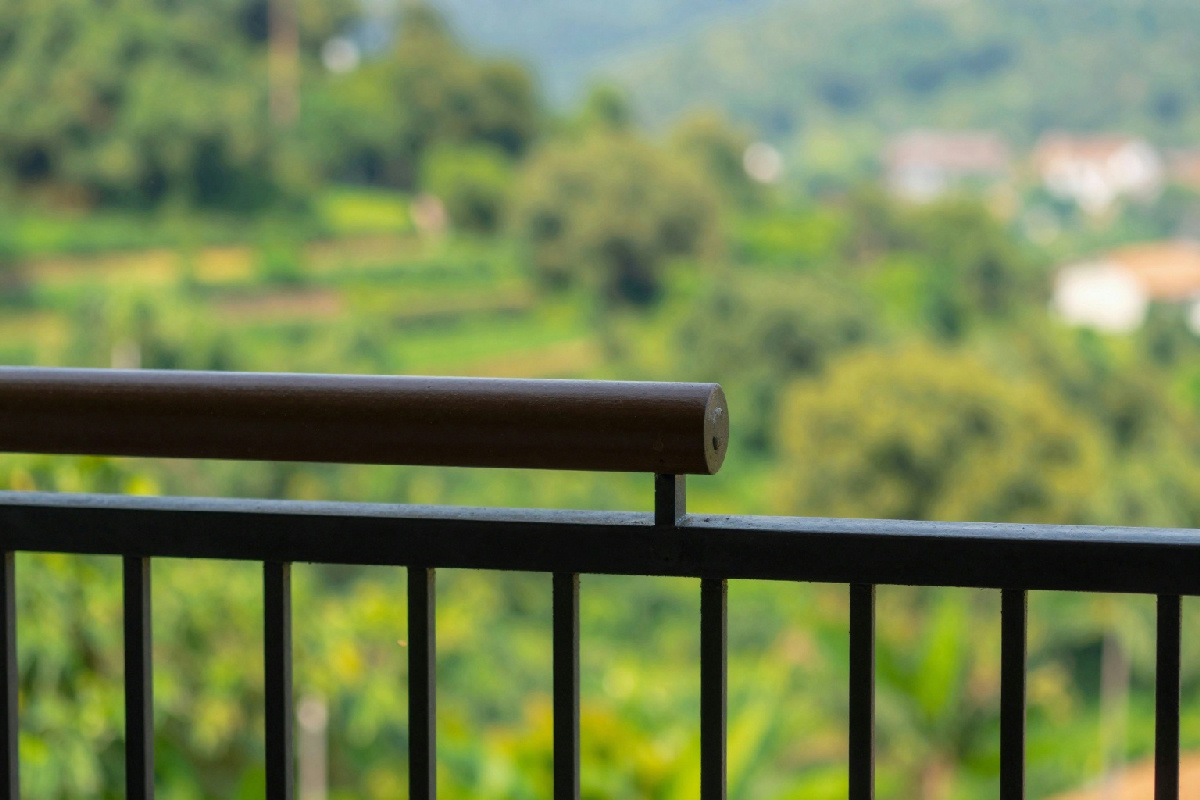 Un trilocale da sogno con eleganza nordica e cucina open space: il balcone racconta storie antiche